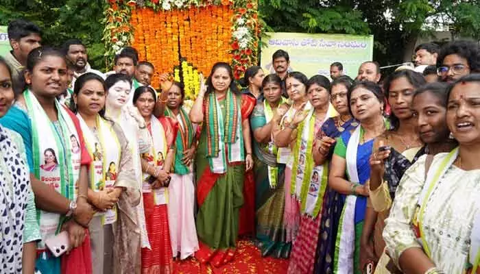 గుస్సాడి ఉత్సవాలకు గూడేనికి రూ. 50 వేలు ఇవ్వాలి.. కవిత డిమాండ్.. ట్యాంక్బండ్పై కొమురం భీమ్కు నివాళులు గుస్సాడి ఉత్సవాలకు గూడేనికి రూ. 50 వేలు ఇవ్వాలి.. కవిత డిమాండ్.. ట్యాంక్బండ్పై కొమురం భీమ్కు నివాళులు