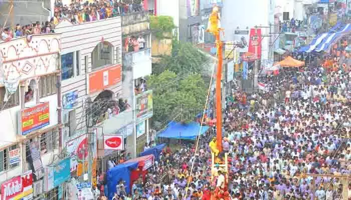 Flash : సిరిమానోత్సవంలో అపశృతి.. కూలిన వేదిక Flash : సిరిమానోత్సవంలో అపశృతి.. కూలిన వేదిక