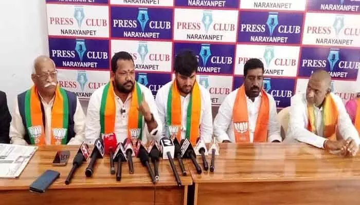 సీఎం ఇంటిని, డీజీపీ ఆఫీస్ ముట్టడిస్తాం : ఎస్టీ మోర్చా రాష్ట్ర అధ్యక్షులు రవి నాయక్ సీఎం ఇంటిని, డీజీపీ ఆఫీస్ ముట్టడిస్తాం : ఎస్టీ మోర్చా రాష్ట్ర అధ్యక్షులు రవి నాయక్