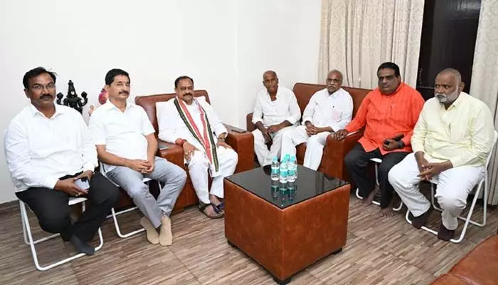 స్థానిక పోరులో పొత్తుకు సీపీఐ సై..! జూబ్లీహిల్స్లో సైతం మద్దతు.. పీసీసీ చీఫ్తో సీపీఐ అగ్రనేతల భేటీ స్థానిక పోరులో పొత్తుకు సీపీఐ సై..! జూబ్లీహిల్స్లో సైతం మద్దతు.. పీసీసీ చీఫ్తో సీపీఐ అగ్రనేతల భేటీ