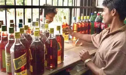 ఆ రెండు జిల్లాల్లో మద్యం టెండర్లకు స్పందన కరువు