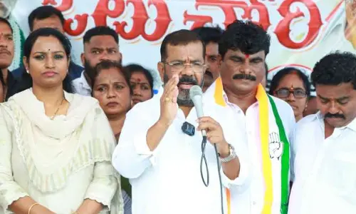కాజీపేటలో ఓటు చోరీపై కాంగ్రెస్ సంతకాల సేకరణ