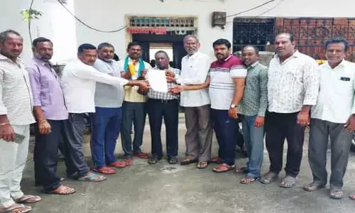 మొక్కజొన్న కొనుగోలు కేంద్రాలు ఏర్పాటు చేయాలని త‌హ‌శీల్దార్ కి వినతి