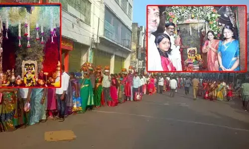 వైభవంగా సిరిమానోత్సవం.. పట్టువస్త్రాలు సమర్పించిన మంత్రులు