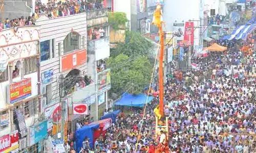 Flash : సిరిమానోత్సవంలో అపశృతి.. కూలిన వేదిక