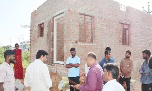 నిర్మాణంలో ఉన్న ఇందిర‌మ్మ ఇళ్ల ప‌నుల ప‌రిశీల‌న :  క‌లెక్ట‌ర్ సంతోష్