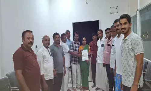 కల్లడి లో సీఎంఆర్ఎఫ్ చెక్కుల పంపిణీ