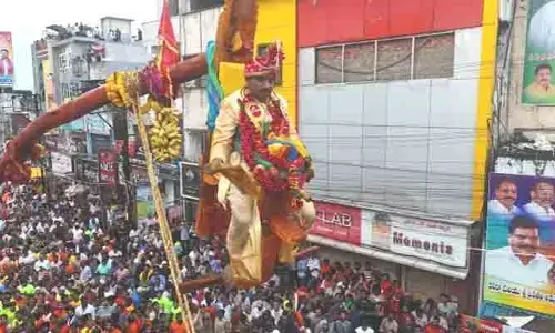 బ్రేకింగ్.. విజయనగరం సిరిమానోత్సవంలో తొక్కిసలాట