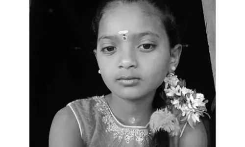 చెరువులో పడి చిన్నారి మృతి