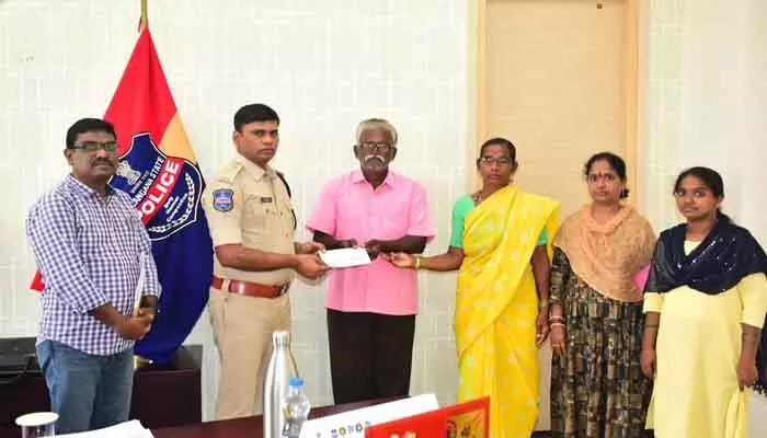 కానిస్టేబుల్ శ్రావణి తల్లిదండ్రులకు రూ.5లక్షల బీమా చెక్కు అందజేత కానిస్టేబుల్ శ్రావణి తల్లిదండ్రులకు రూ.5లక్షల బీమా చెక్కు అందజేత