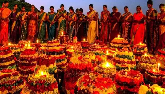 లయ తప్పుతున్న బతుకమ్మ..! లయ తప్పుతున్న బతుకమ్మ..!