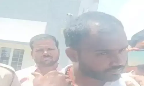 గుడ్డ‌లూడ‌దీసి కొట్టారంటూ బీజేపీ నాయ‌కులు ధ‌ర్నా