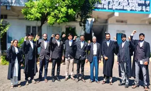 నిర‌స‌న తెలిపిన న్యాయ‌వాదులు