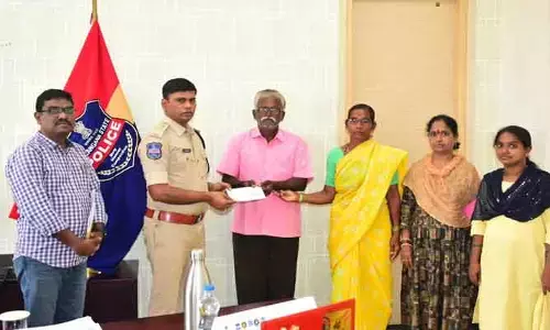 కానిస్టేబుల్ శ్రావ‌ణి త‌ల్లిదండ్రుల‌కు రూ.5ల‌క్ష‌ల బీమా చెక్కు అంద‌జేత