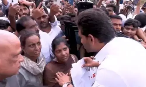 డీఎస్సీ 2025ను రద్దు చేయించండి: జగన్ ఎదుట బోరున విలపించిన అభ్యర్ధులు