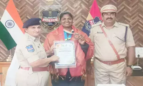 రాధికను సన్మానించిన జిల్లా ఎస్పీ జానకి