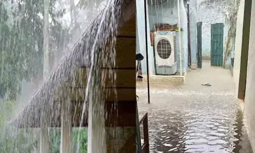 భారీ వర్షం.. ఇళ్లల్లోకి చేరిన వరద నీరు