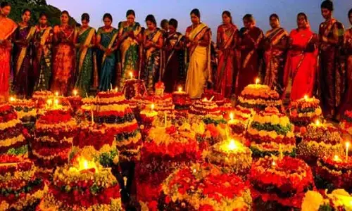 లయ తప్పుతున్న బతుకమ్మ..!