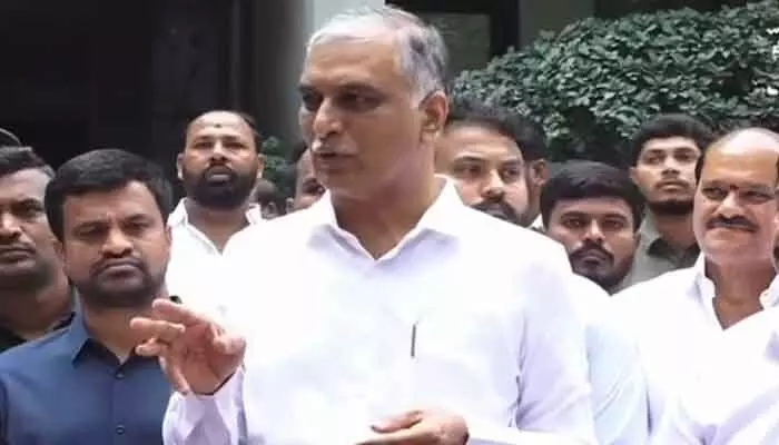 బస్సు చార్జీల పెంపుపై ప్రశ్నిస్తే హౌస్ అరెస్టులా.. ప్రభుత్వంపై హరీశ్రావు ఫైర్ బస్సు చార్జీల పెంపుపై ప్రశ్నిస్తే హౌస్ అరెస్టులా.. ప్రభుత్వంపై హరీశ్రావు ఫైర్