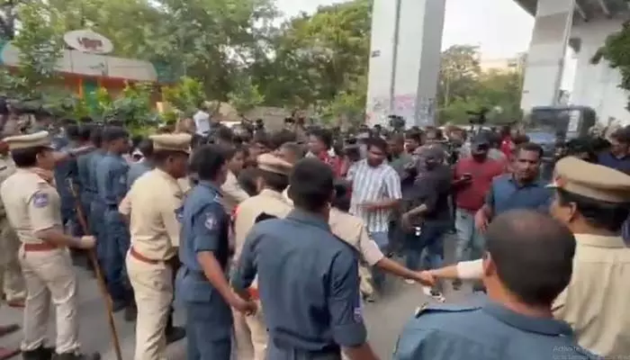 ఛలో బస్ భవన్ కార్యక్రమంలో ఆందోళన.. ఆర్టీసీ క్రాస్ రోడ్స్ వద్ద హై టెన్షన్ ఛలో బస్ భవన్ కార్యక్రమంలో ఆందోళన.. ఆర్టీసీ క్రాస్ రోడ్స్ వద్ద హై టెన్షన్
