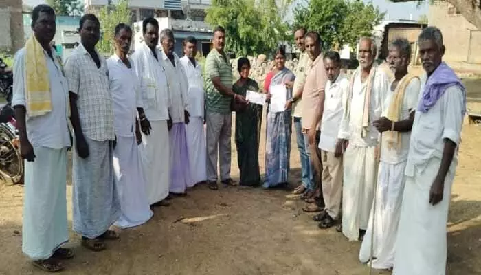 ఎల్ఓసి చెక్కు అందజేత ఎల్ఓసి చెక్కు అందజేత