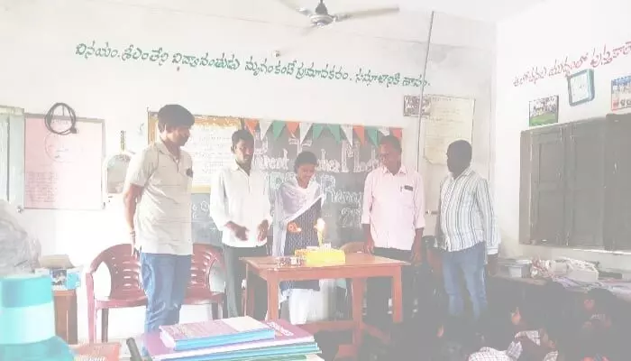 చదివిన పాఠశాలలో పూర్వ విద్యార్థిని పుట్టిన రోజు వేడుకలు చదివిన పాఠశాలలో పూర్వ విద్యార్థిని పుట్టిన రోజు వేడుకలు