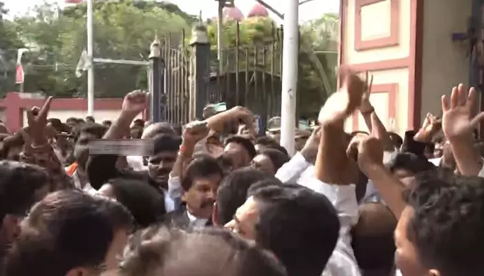 High Court: తెలంగాణ హైకోర్టు వద్ద తీవ్ర ఉద్రిక్తత.. బీసీ సంఘాల ఆందోళన.. బంద్కి పిలుపు High Court: తెలంగాణ హైకోర్టు వద్ద తీవ్ర ఉద్రిక్తత.. బీసీ సంఘాల ఆందోళన.. బంద్కి పిలుపు