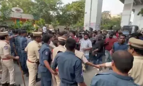 ఛ‌లో బ‌స్ భ‌వ‌న్ కార్య‌క్ర‌మంలో ఆందోళ‌న‌.. ఆర్టీసీ క్రాస్ రోడ్స్ వద్ద హై టెన్షన్