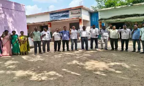 నిర‌స‌న వ్య‌క్తం చేసిన ఉపాధ్యాయులు