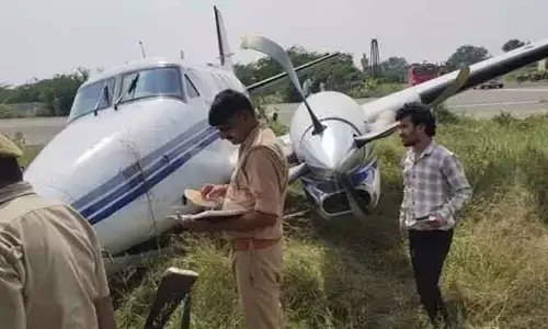 తృటిలో తప్పిన పెను ప్రమాదం.. చెట్లపొదల్లో కుప్పకూలిన విమానం