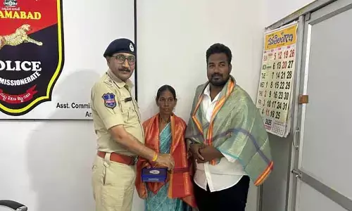 ఫోన్ పే లో పొర‌పాటున వ‌చ్చిన డ‌బ్బుల‌ను తిరిగి పంపించిన మ‌హిళ‌కు అభినంద‌న‌లు