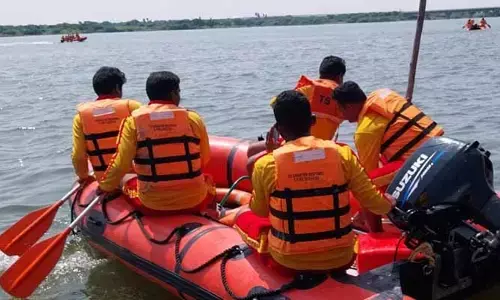 తుంగ‌భ‌ద్ర లో ఎన్డీఆర్ఎఫ్ బృందాల మాక్ డ్రిల్