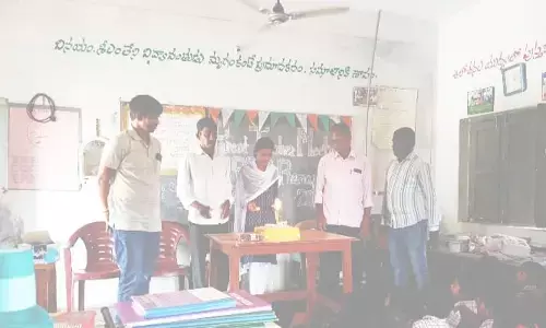 చదివిన పాఠ‌శాల‌లో పూర్వ విద్యార్థిని పుట్టిన రోజు వేడుక‌లు