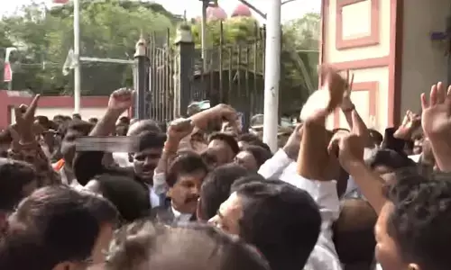 High Court: తెలంగాణ హైకోర్టు వద్ద తీవ్ర ఉద్రిక్తత.. బీసీ సంఘాల ఆందోళన.. బంద్‌కి పిలుపు