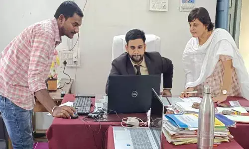 ఉద్యోగులు సమయపాలన పాటించాలి స‌బ్ క‌లెక్ట‌ర్ మ‌నోజ్