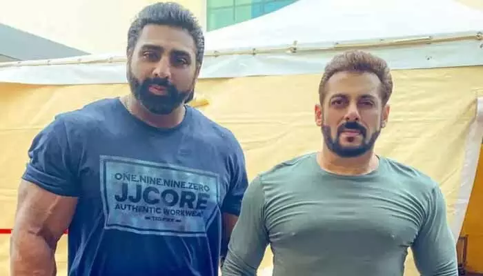 సినీ ఇండస్ట్రీలో తీవ్ర విషాదం.. గుండెపోటుతో ప్రముఖ నటుడు మృతి సినీ ఇండస్ట్రీలో తీవ్ర విషాదం.. గుండెపోటుతో ప్రముఖ నటుడు మృతి