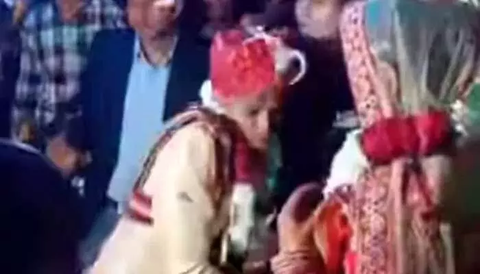 Viral:అయ్యో.. పెళ్లి కూతురు ముందు వరుడి పరువు పోయిందిగా! ఏం జరిగిందంటే? Viral:అయ్యో.. పెళ్లి కూతురు ముందు వరుడి పరువు పోయిందిగా! ఏం జరిగిందంటే?