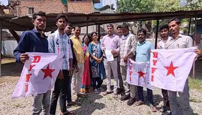 భోజనంలో జెర్రీ రావడం పై డీఈఓ ఆగ్రహం భోజనంలో జెర్రీ రావడం పై డీఈఓ ఆగ్రహం