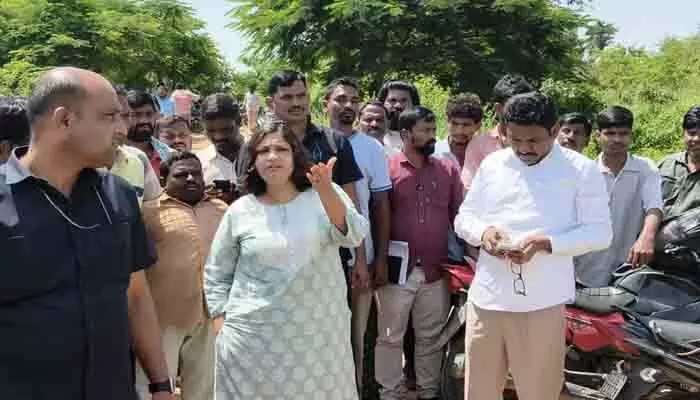 దంపతుల మృత దేహాల కోసం గాలింపు.. బైకుపై ఘటన స్థలం వద్దకు కలెక్టర్..! దంపతుల మృత దేహాల కోసం గాలింపు.. బైకుపై ఘటన స్థలం వద్దకు కలెక్టర్..!