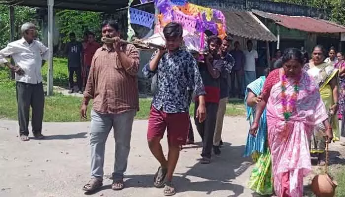 కుమారుడి చితికి తలకొరివి పెట్టిన తల్లి కుమారుడి చితికి తలకొరివి పెట్టిన తల్లి