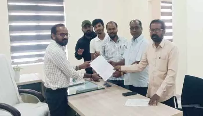 నాణ్యతలేని మాంసం విక్రయదారులపై ప్రభుత్వం తక్షణమే చర్యలు తీసుకోవాలి : సీపీఎం నాణ్యతలేని మాంసం విక్రయదారులపై ప్రభుత్వం తక్షణమే చర్యలు తీసుకోవాలి : సీపీఎం