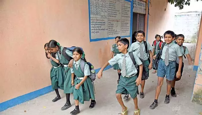 ఉచిత విద్య వాగ్దానం.. బకాయిల బారిన పేద విద్యార్థులు.. ఉచిత విద్య వాగ్దానం.. బకాయిల బారిన పేద విద్యార్థులు..