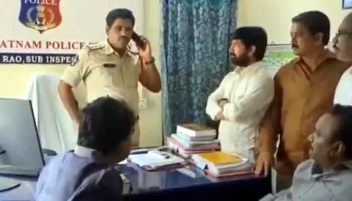 సీఐ విధులకు ఆటంకం.. పేర్నినానిపై ఎస్పీ ఆగ్రహం సీఐ విధులకు ఆటంకం.. పేర్నినానిపై ఎస్పీ ఆగ్రహం