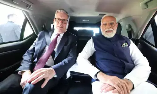 వివాదాస్పదంగా మారిన ఫొటో.. ప్రధాని మోదీపై నెటిజన్ల విమర్శలు