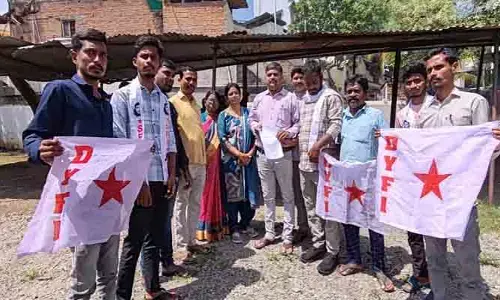 భోజనంలో జెర్రీ రావడం పై డీఈఓ ఆగ్రహం