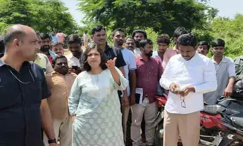దంప‌తుల మృత‌ దేహాల  కోసం గాలింపు.. బైకుపై ఘ‌ట‌న స్థ‌లం వ‌ద్ద‌కు క‌లెక్ట‌ర్..!