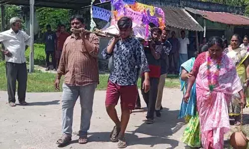 కుమారుడి చితికి తలకొరివి పెట్టిన తల్లి