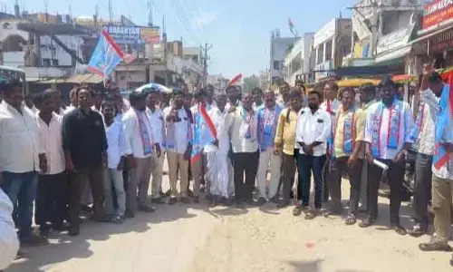 బీసీ సంఘాల నాయ‌కుల ధ‌ర్నా