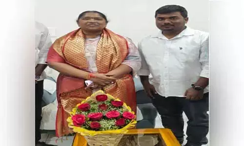 మంత్రి సీతక్కను కలిసిన కాంగ్రెస్ యువజన నాయకుడు షేక్ సమీర్