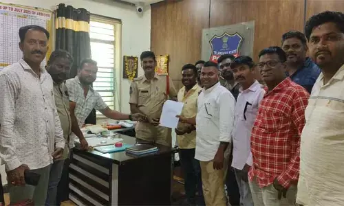సీఐకి ఫిర్యాదు చేసిన జర్నలిస్టులు
